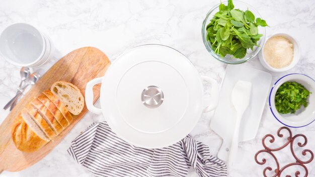 Stół z talerzami i akcesoriami kuchennymi